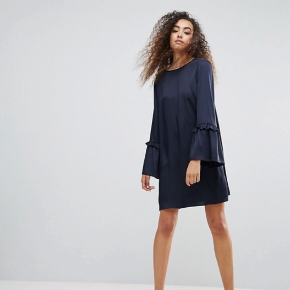 Shift dress with frill sleeves